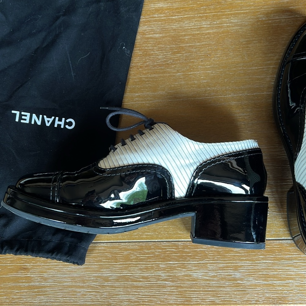 CHANEL Black and White Oxfords with Glossy Finish - Picture 2 of 6